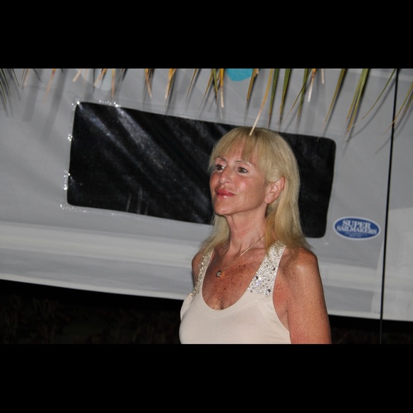 Meet your Posher, Debrah - Picture 2 of 2